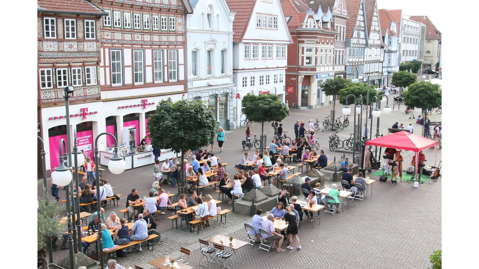 Die „Sundowner-Veranstaltungen“ laden dazu ein, bei Live-Musik den Tag in der Abendsonne ausklingen lassen.<br><br> (Foto: bb archiv)