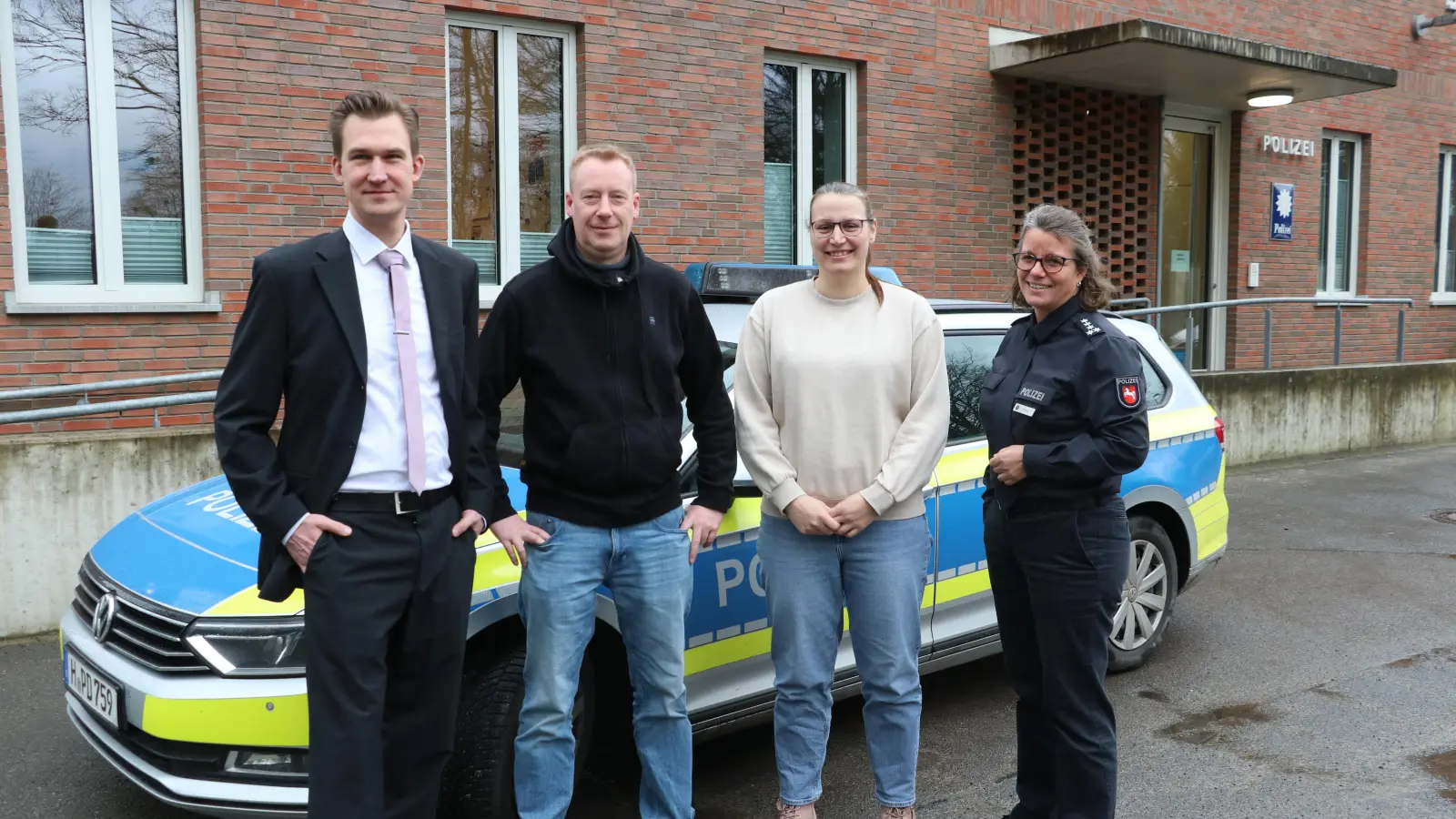 Neue Mitglieder (v.li.): Leiter Kriminalermittlungsdienst Christopher Thürnau, Thorsten Fette und Michelle Biester sowie Kommissariatsleiterin Britta Schwarz. (Foto: gi)