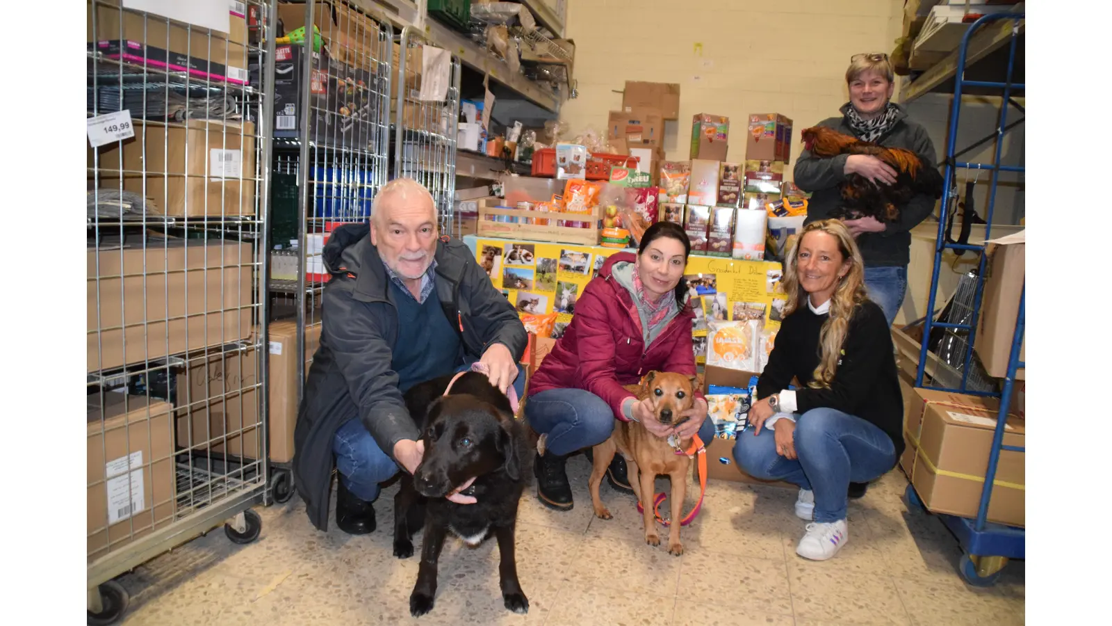 Kristina Orlowsky und ihr Vater, Kerstin Kramer, Daniele Krüger (im Hintergrund mit dem Brahma-Hahn) vor der Futterspende. (Foto: ab)