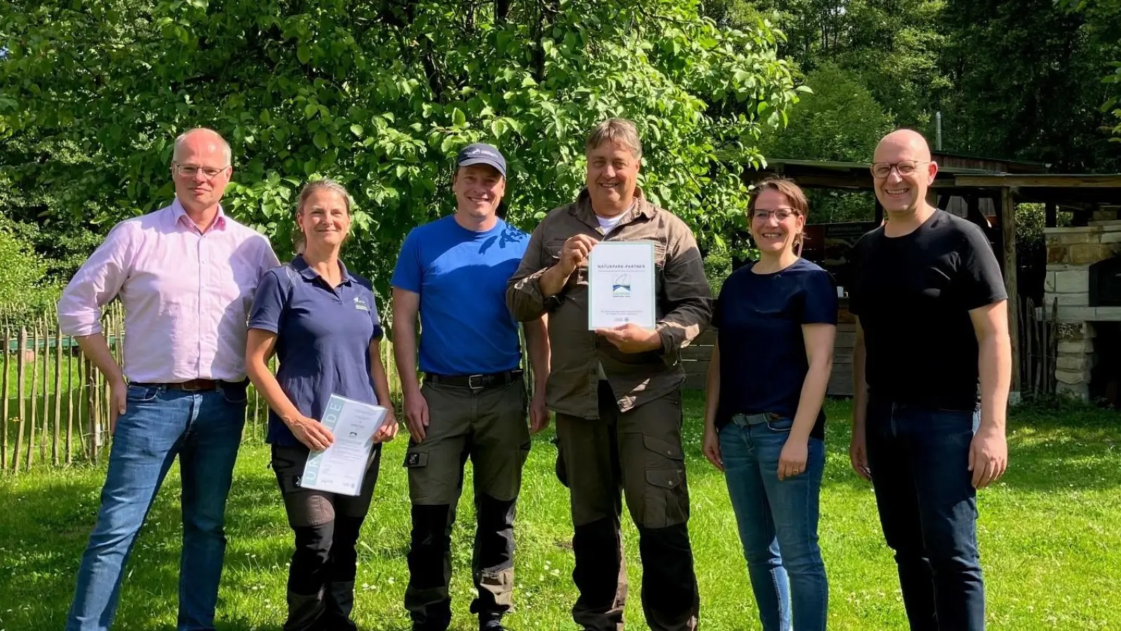 Auszeichnung im Rahmen der Ausschuss-Bereisung (v.li.): Mark Herrmann, Leiter des Fachbereiches Umwelt der Region Hannover, Naturtpark-Mitarbeiterin Dagmar Schmidt, Fischereibiologe Helmut Speckmann (AVN), Stefen Göckemeyer, Naturpark-Geschäftsführerin Doreen Juffa und Umweltdezernent Jens Palandt. (Foto: Region Hannover)