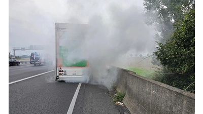 Starke Rauchentwicklung behinderte den Verkehr auf der A2. (Foto: privat)