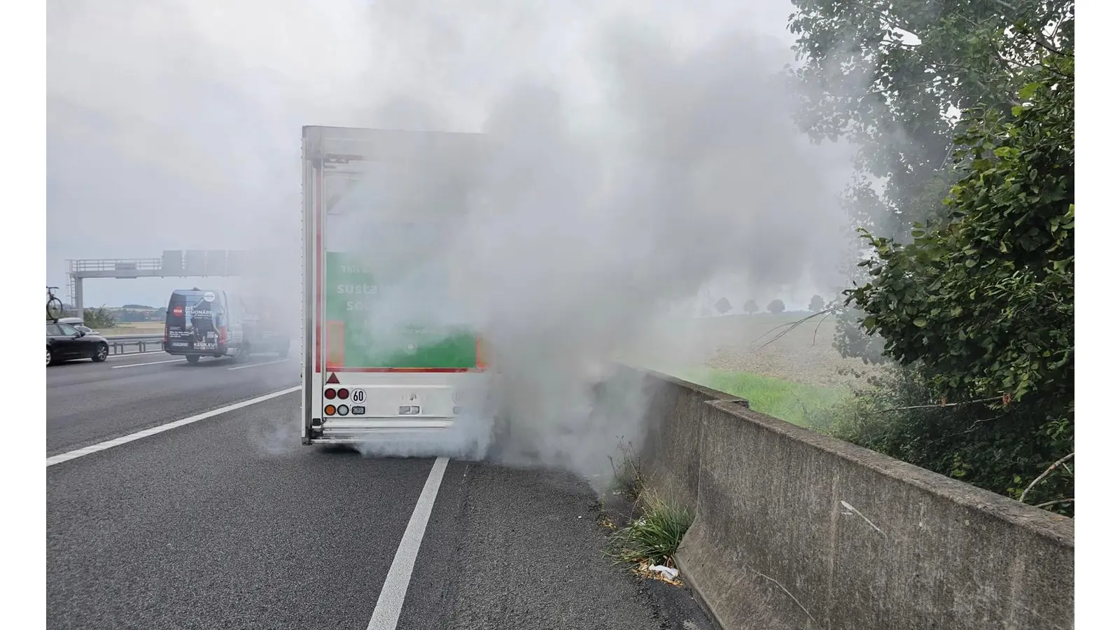 Starke Rauchentwicklung behinderte den Verkehr auf der A2. (Foto: privat)