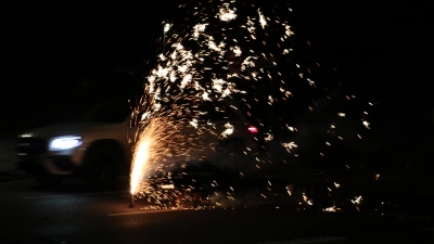 Langsam fuhren Pkws und Busse am Feuerwerk auf der Schaumburger Straße vorbei.  (Foto: gi)