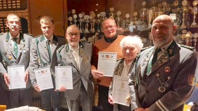 Mit Urkunden (v.li.): Dirk und David Grahn, Willi Sygusch, Manfred Meyer, Gustel Kramer und der 1. Vorsitzende Andreas Eckwert. (Foto: privat)