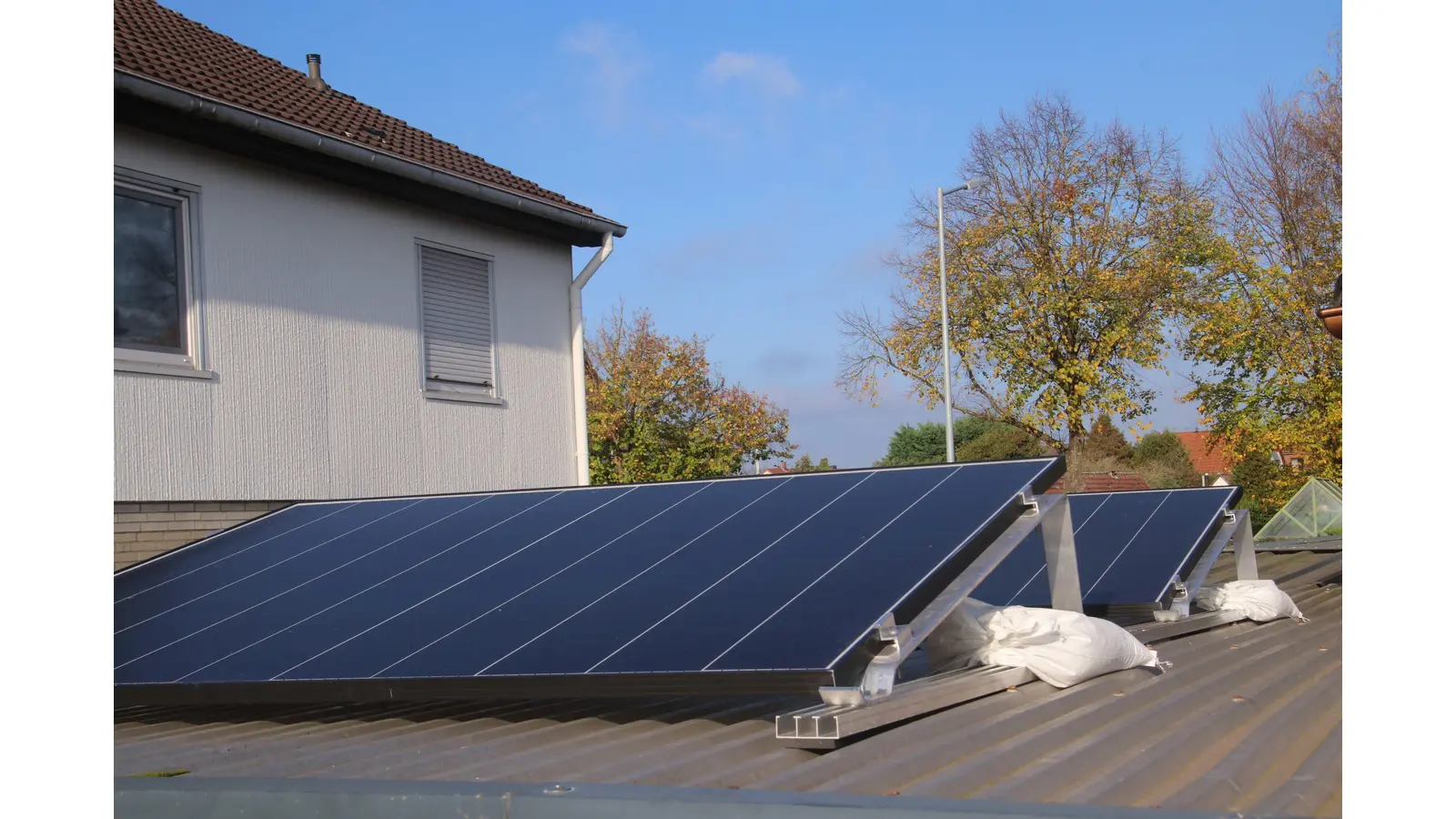 Hat die Stadt gefördert: Mini-Solaranlagen für Balkone oder wie hier für Garagendächer. (Foto: gi)