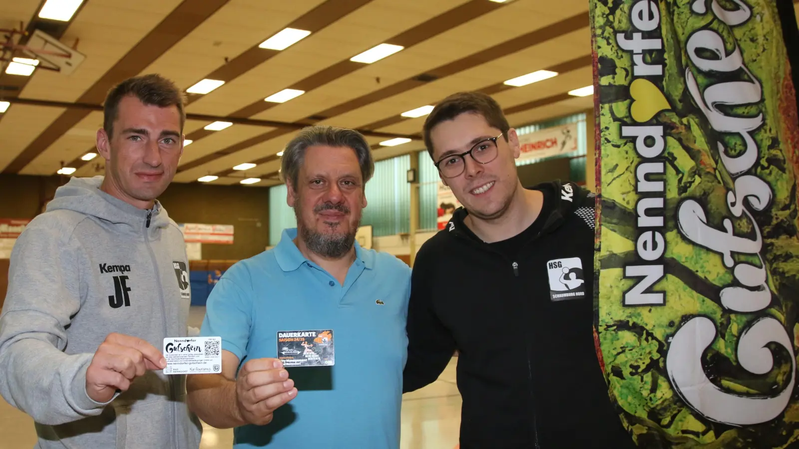 Julian Frädermann (v. li.), technischer Direktor der HSG, der Bad Nenndorfer Citymanager Marcus Feuerstein und Sebastian Stoyke, Geschäftsführer der HSG, stellen die neue HSG-Stadionkarte vor.  (Foto: bb)