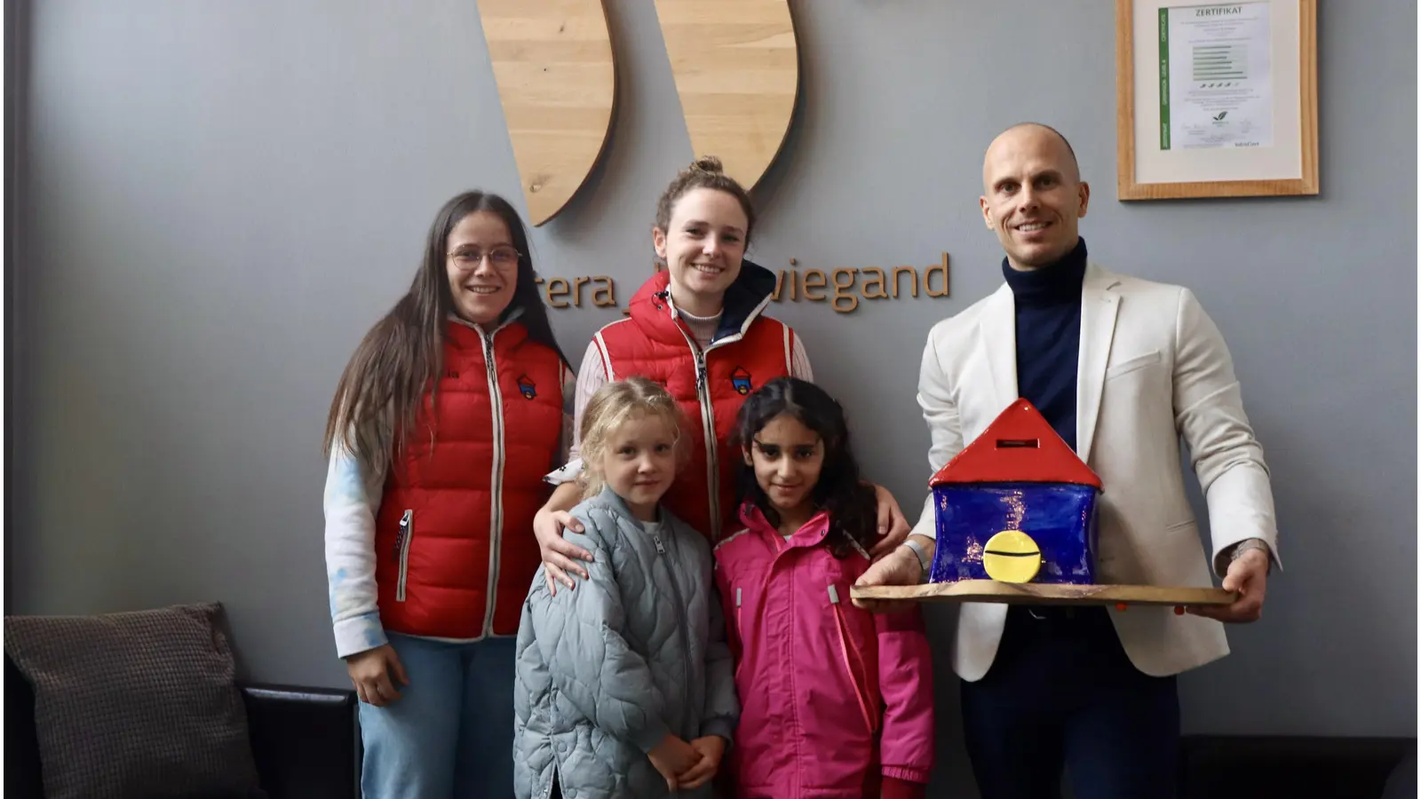 Bei der Übergabe des Hauses: Kinder und Jugendliche des Bau-Hofes sowie Dennis Wiegand. (Foto: privat)