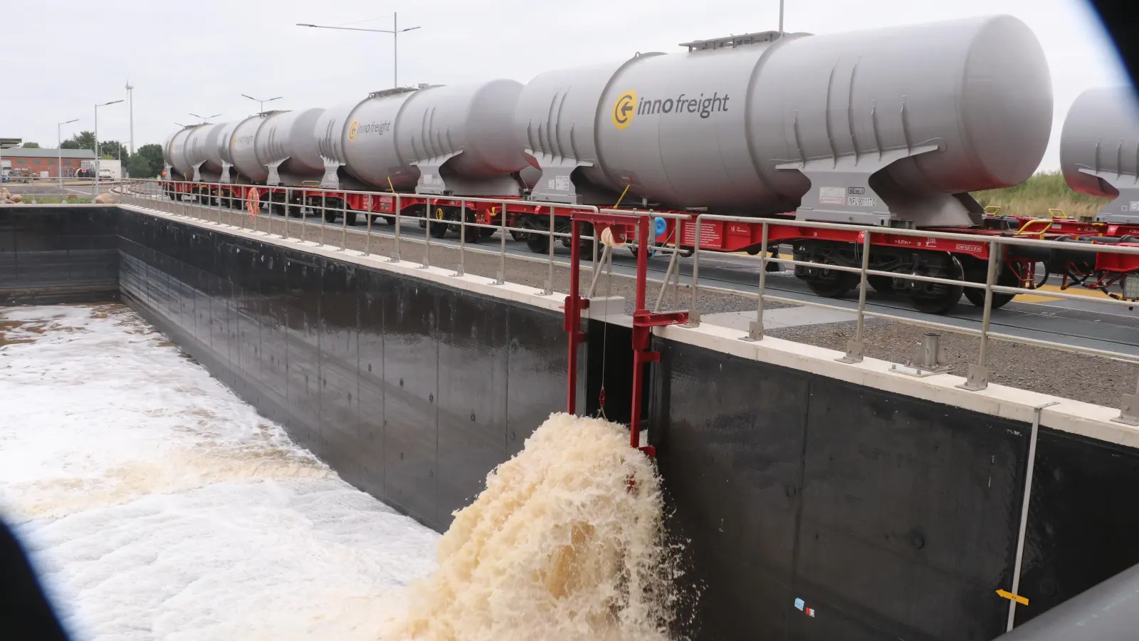 Ein Zug mit salzhaltigen Wässern ist auf dem Werk Sigmundshall eingetroffen und wird entleert.  (Foto: gi)