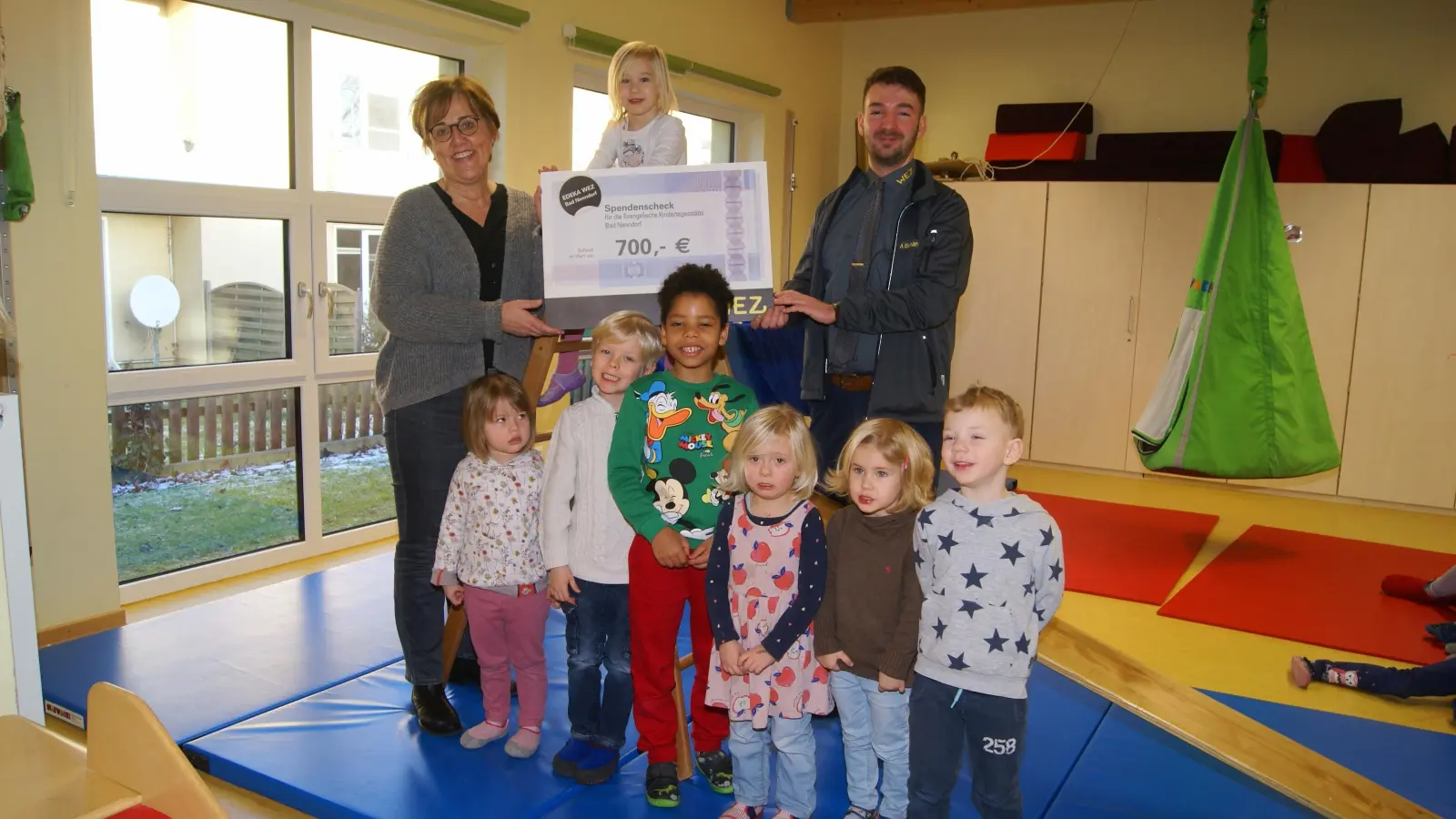 Gemeinsam mit Kindern freut sich Christel Schröder über die WEZ-Spende durch Marius Schäfer. (Foto: gk)