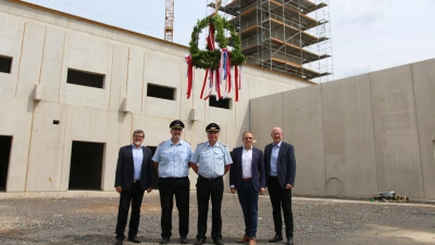 Rolf Bruns (v. li. Planungsbüro Bruns und Brinkmann), Joachim Muth (Abschnittleiter Nord), Michael Möller (stellvertretender Kreisbrandmeister), Uwe Brinkmann (Bruns und Brinkmann) sowie Landrat Jörg Farr beim Richtfest für die FTZ. (Foto: bb)