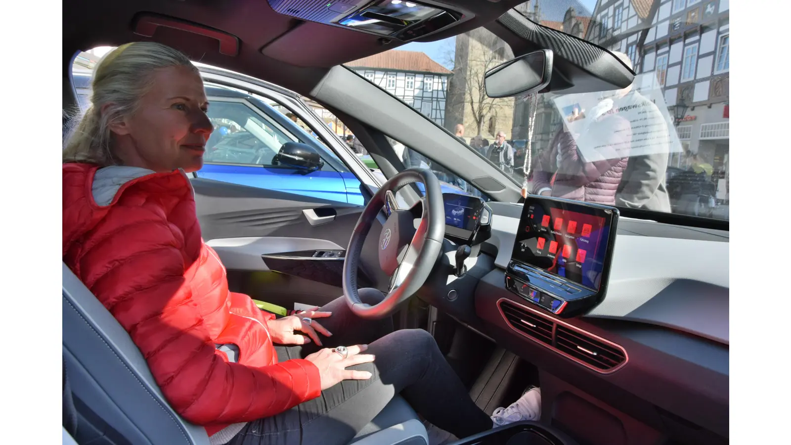 Probesitzen im E-Auto: Kein Problem. (Foto: ste)