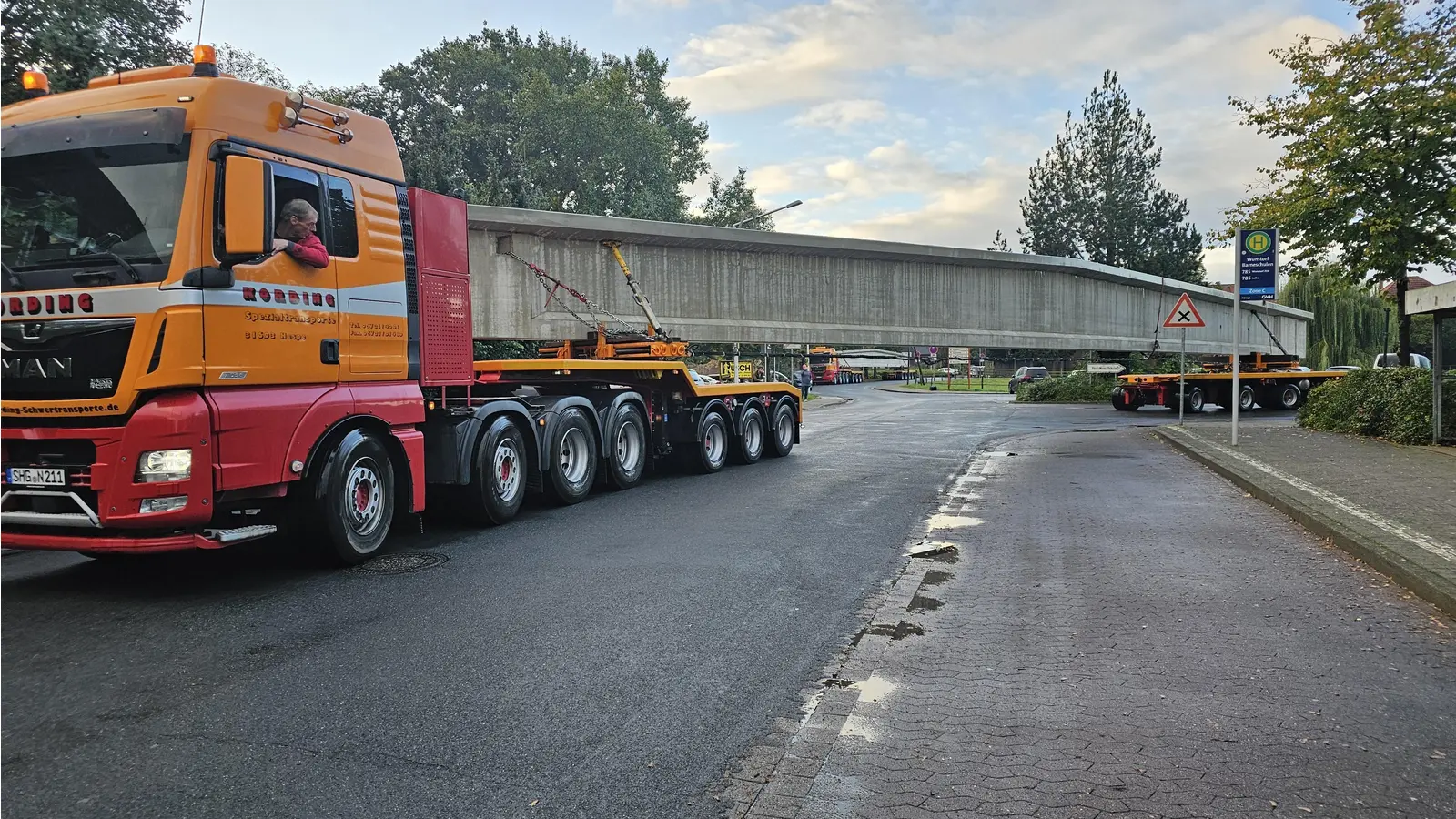 Rückwärts um die Kurve: Ein Schwertransport mit Dachträger biegt von der Barnestraße auf den Paul-Moor-Weg ein. (Foto: tau)