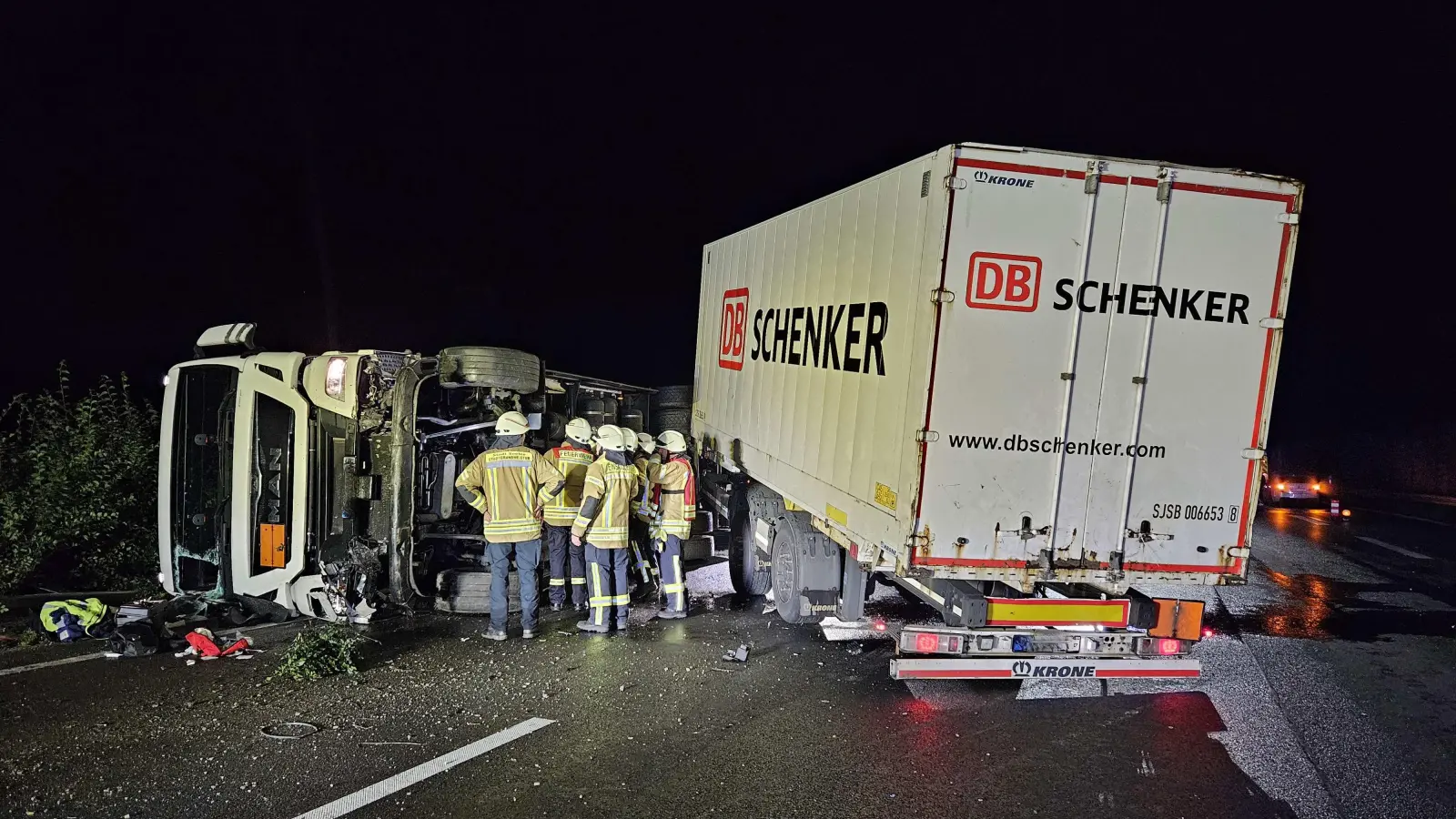 Blockiert die Autobahn: Ein umgekippter Lkw.  (Foto: Feuerwehr)