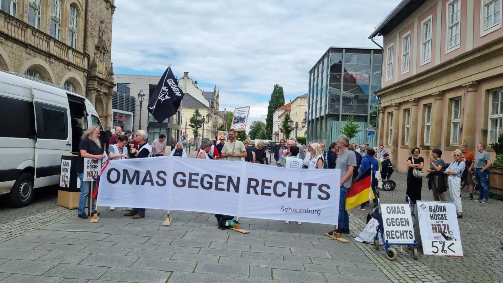 Omas gegen Rechts flankierten die Veranstaltung der parten „dieBasis”. (Foto: privat)