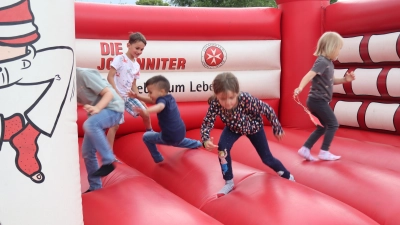 Haben jede Menge Spaß: Kinder auf der Hüpfburg. (Foto: privat)