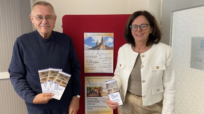 Juliane Weiss und Wolfgang Westphal präsentieren das neue Kulturprogramm des Kulturring e.V., bei dem die Theaterstücke erstmals in der neuen Aula des Gymnasium Ernestinum aufgeführt werden.  (Foto: ste)