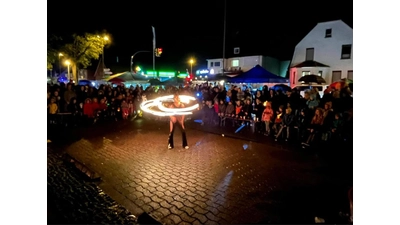 Die Feuer-Show auf dem Lindhorster Marktplatz fasziniert die Zuschauer. (Foto: Borchers, Bastian)