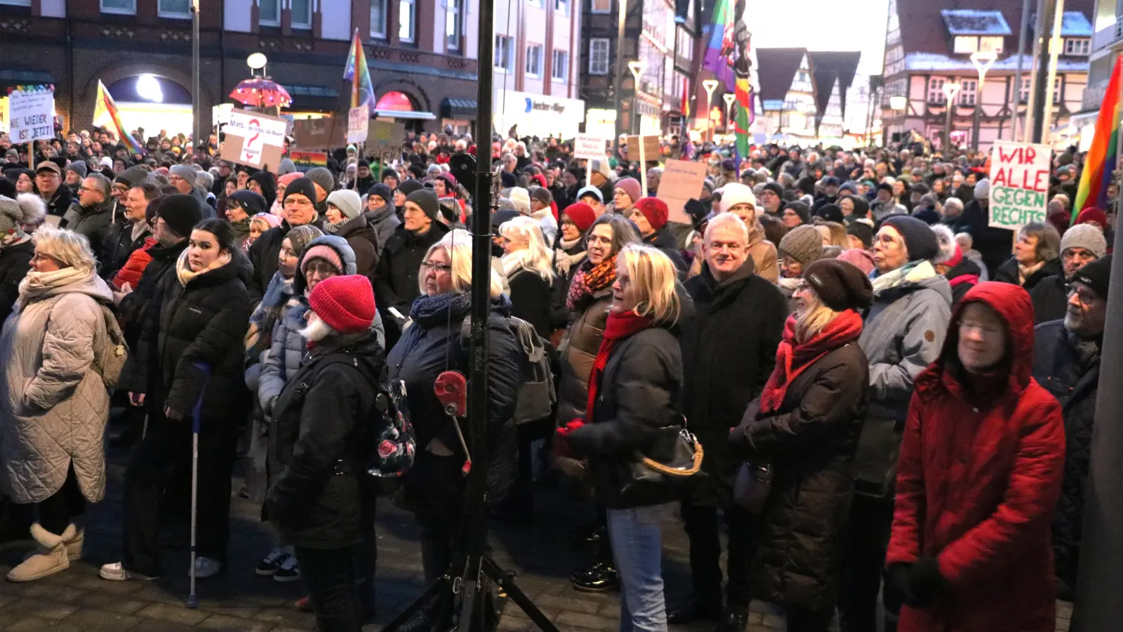 Vor der Stadtkirche: Großer Zulauf bei der Demo am Montag. (Foto: gi)