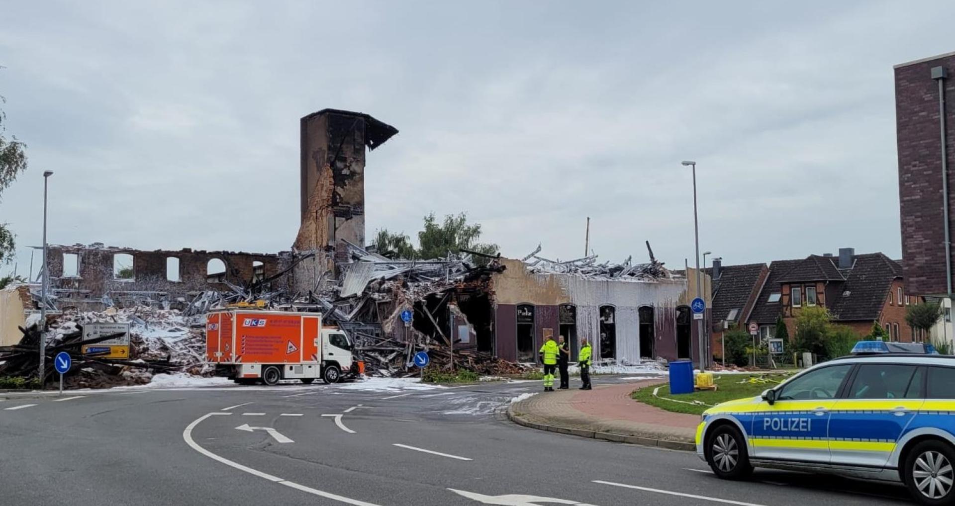 Der Morgen danach: Das ehemalige Pelz-Gebäude ist vollständig niedergebrannt. (Foto: tau)