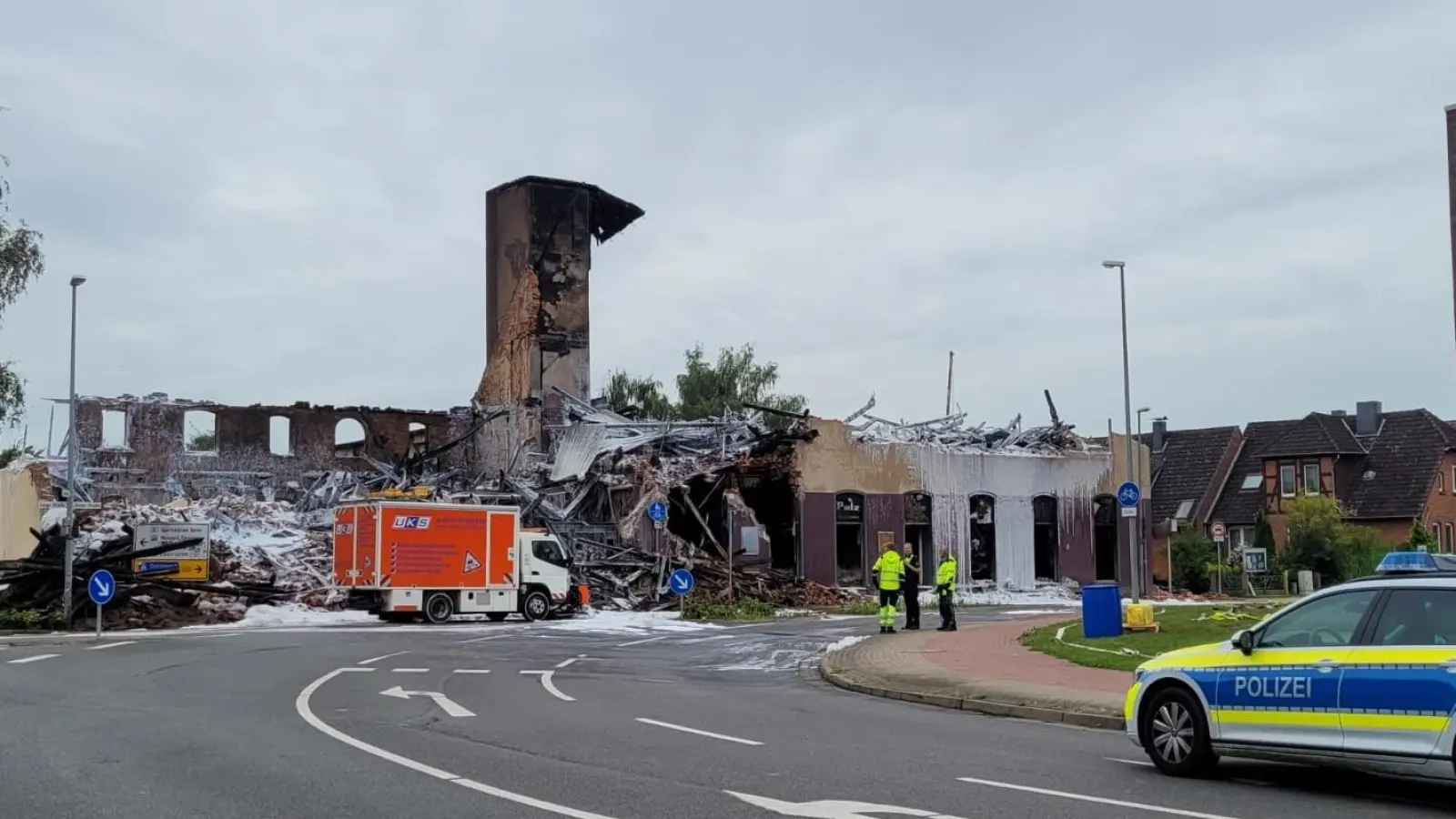 Der Morgen danach: Das ehemalige Pelz-Gebäude ist vollständig niedergebrannt. (Foto: tau)