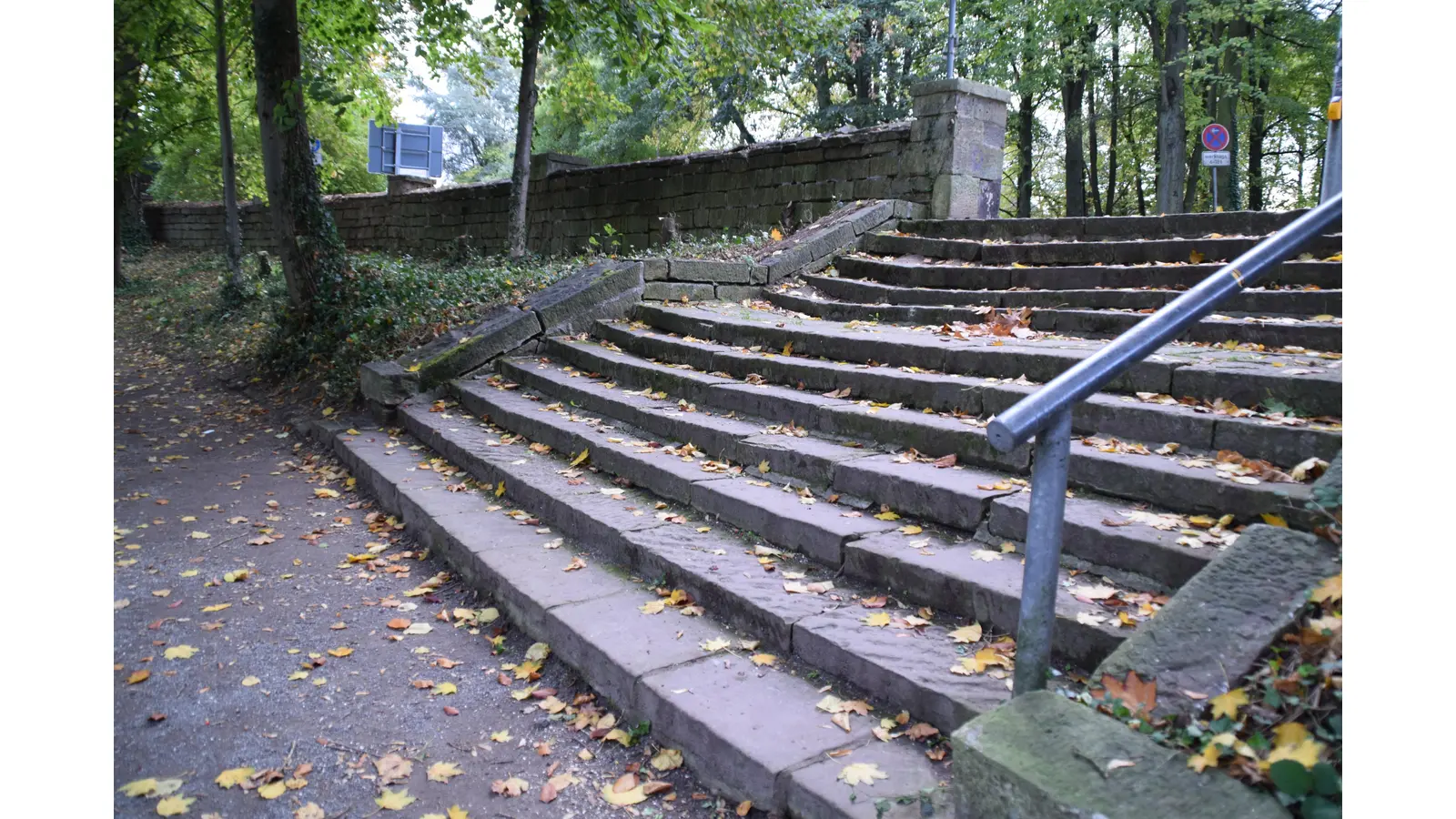 Die sanierungsbedürftige Treppe zur Habichhorster Straße (Foto: ab)