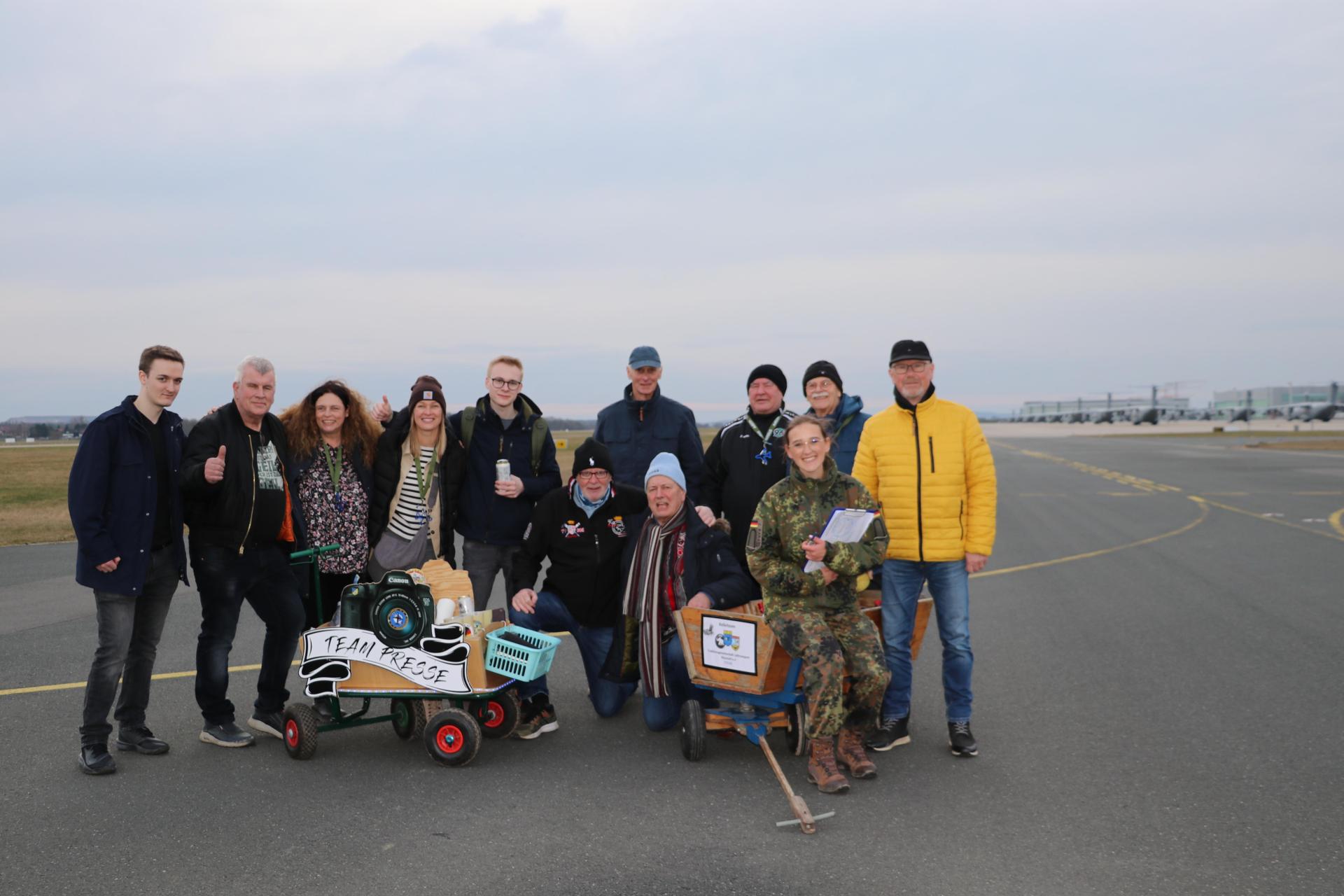 Das Team Presse mit der Traditionsgemeinschaft Lufttransport.  (Foto: gi)