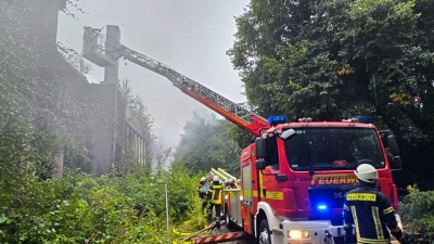 Ebenfalls vor Ort: Die Drehleiter aus Wunstorf. (Foto: Feuerwehr)