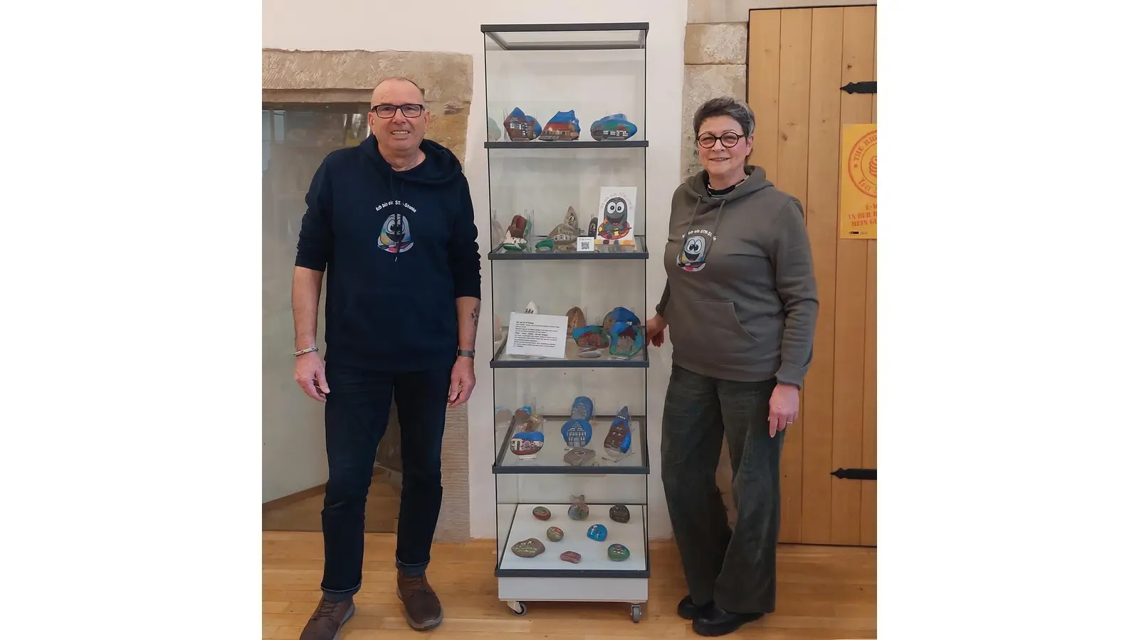 Peter Obersheimer und Doris Drewniok präsentieren ihre kreativen Steine in der Stadtbücherei. (Foto: Marion Stahlhut)