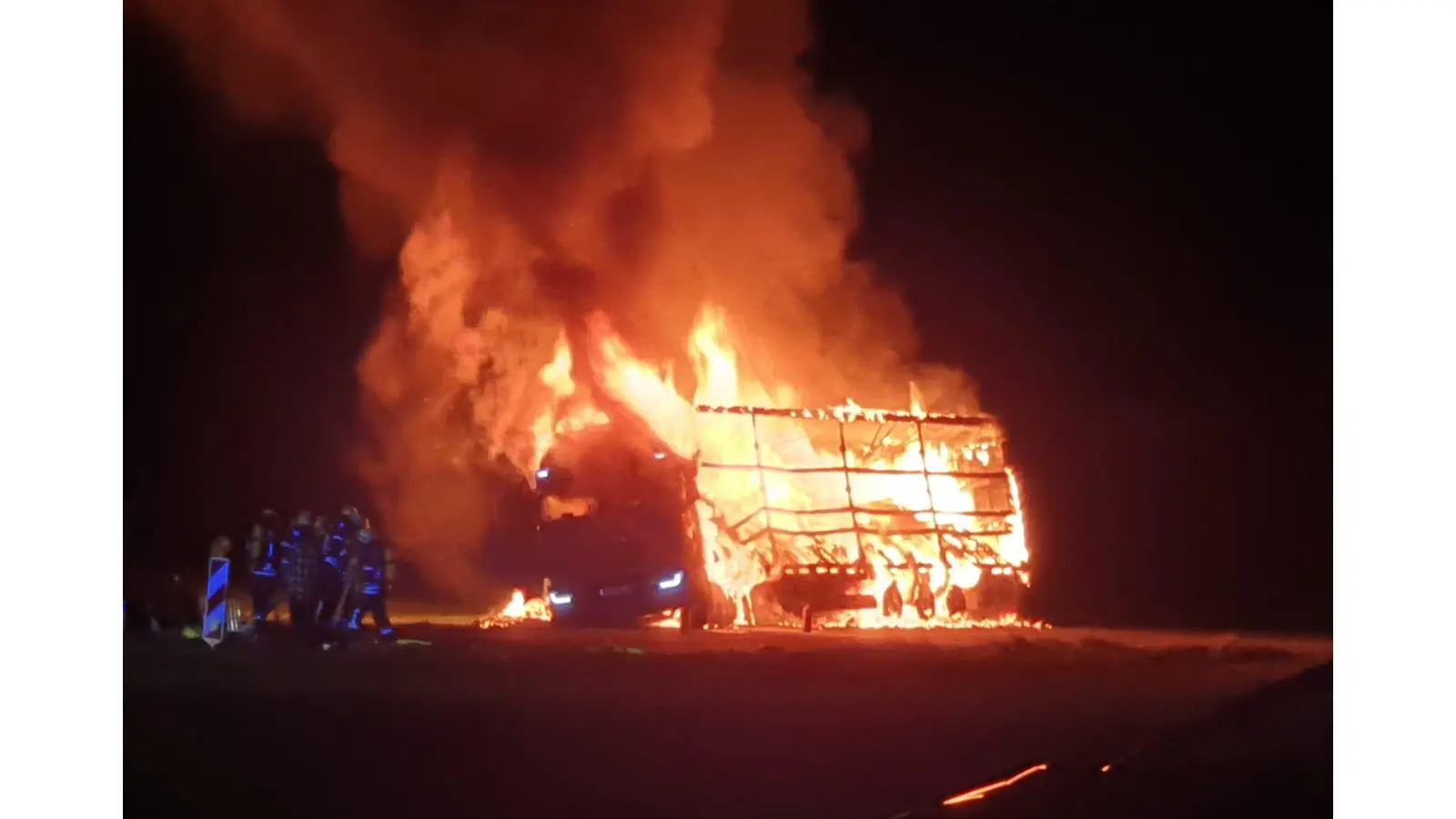 Bei Ankunft der Feuerwehr brannte der Lkw lichterloh. (Foto: privat)