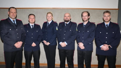 Ortsbrandmeister Frederik Wilde und die beförderten Aktiven (v.li.): Joey Rohrßen, Sandra Treber, Olaf Urbanek, Jan Graunke und George Sarkoyan. (Foto: gi)