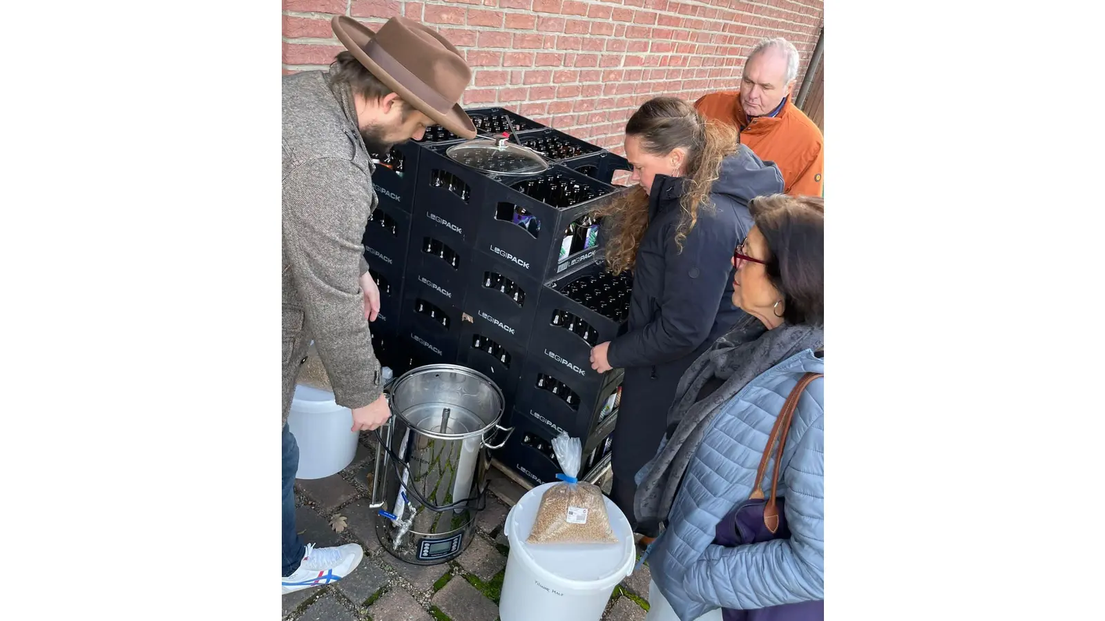 Brauer Frank Urban gibt der Landtagsabgeordneten Colette Thiemann, Marita Gericke, Harri Mensching und weiteren Besuchern der CDU einen Einblick in seine Arbeitsweise. (Foto: Borchers, Bastian)