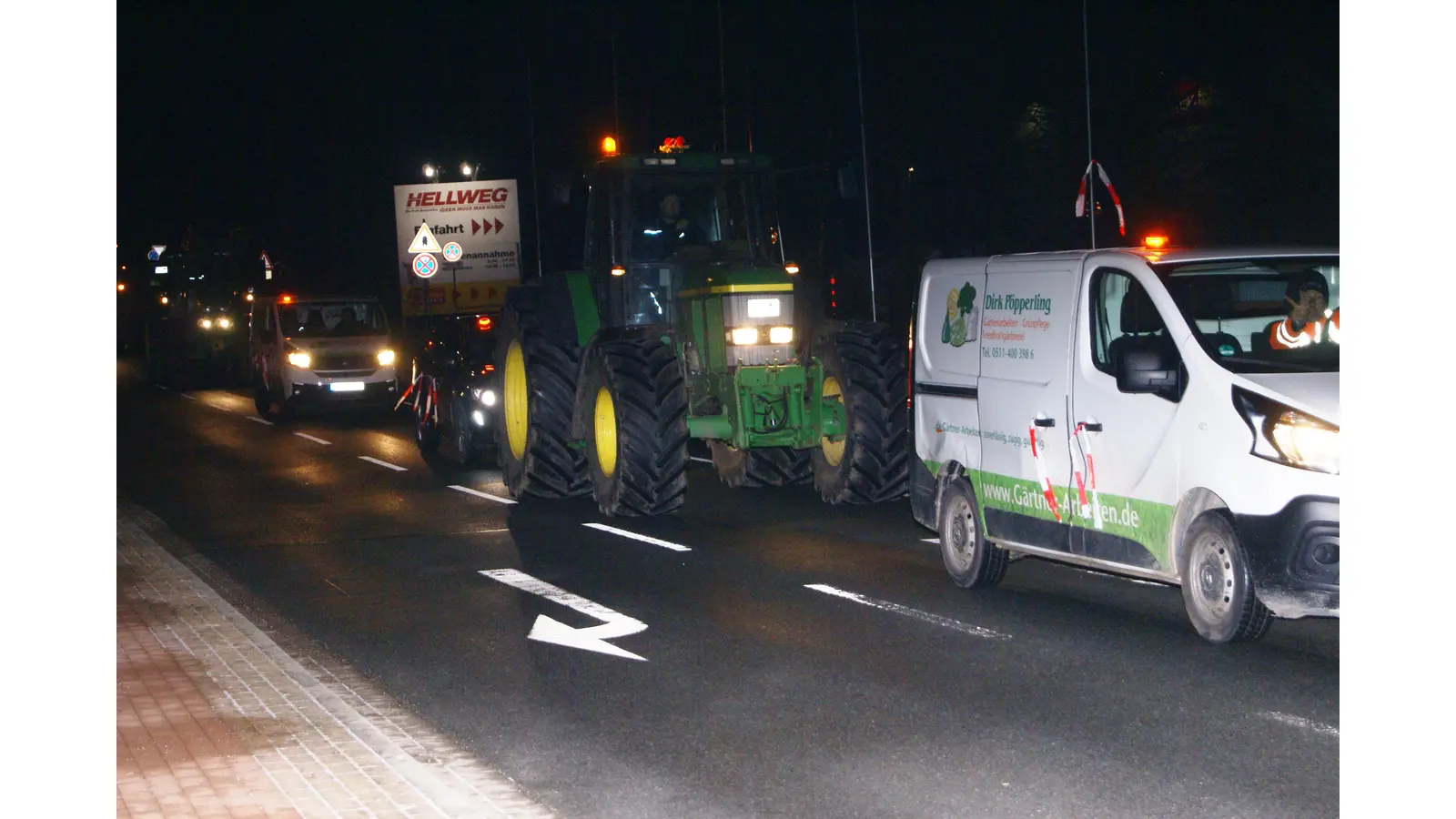 Der Protestkonvoi startet: Handwerker unterstützen mit ihrer Teilnahme die Forderungen der Landwirte. (Foto: gk)