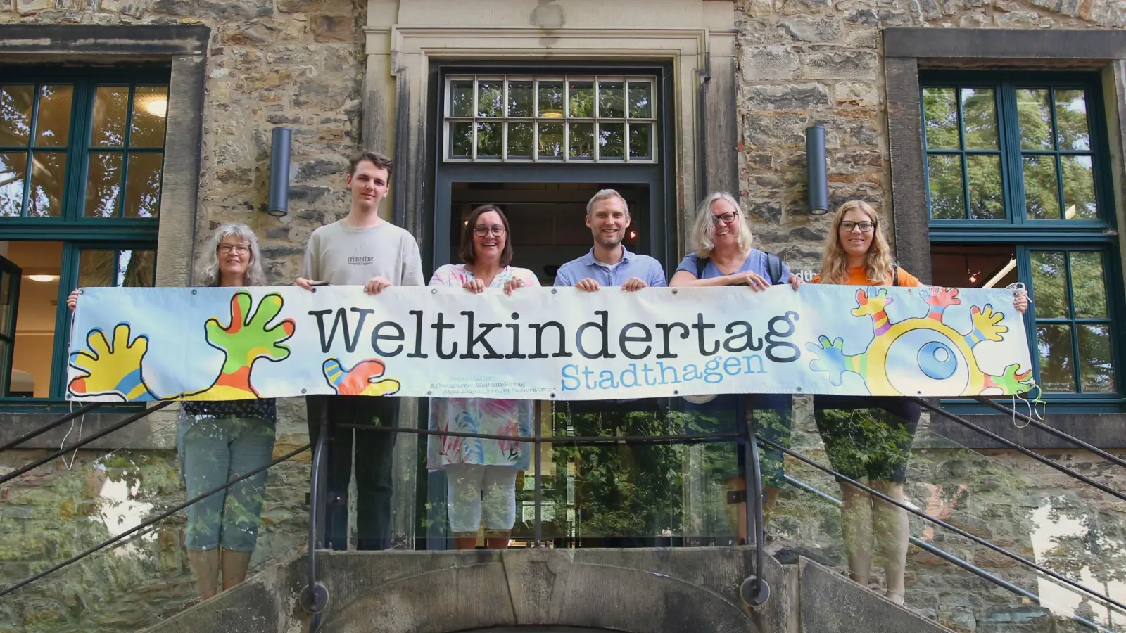 Gaby Mennicken, Farid Gilbeau, Kerstin Schäke, Raphael Brand, Renate Junklewitz und Bettina Jonaitis laden Kinder, Eltern und Großeltern zur Feier des Weltkindertages ein.  (Foto: bb)