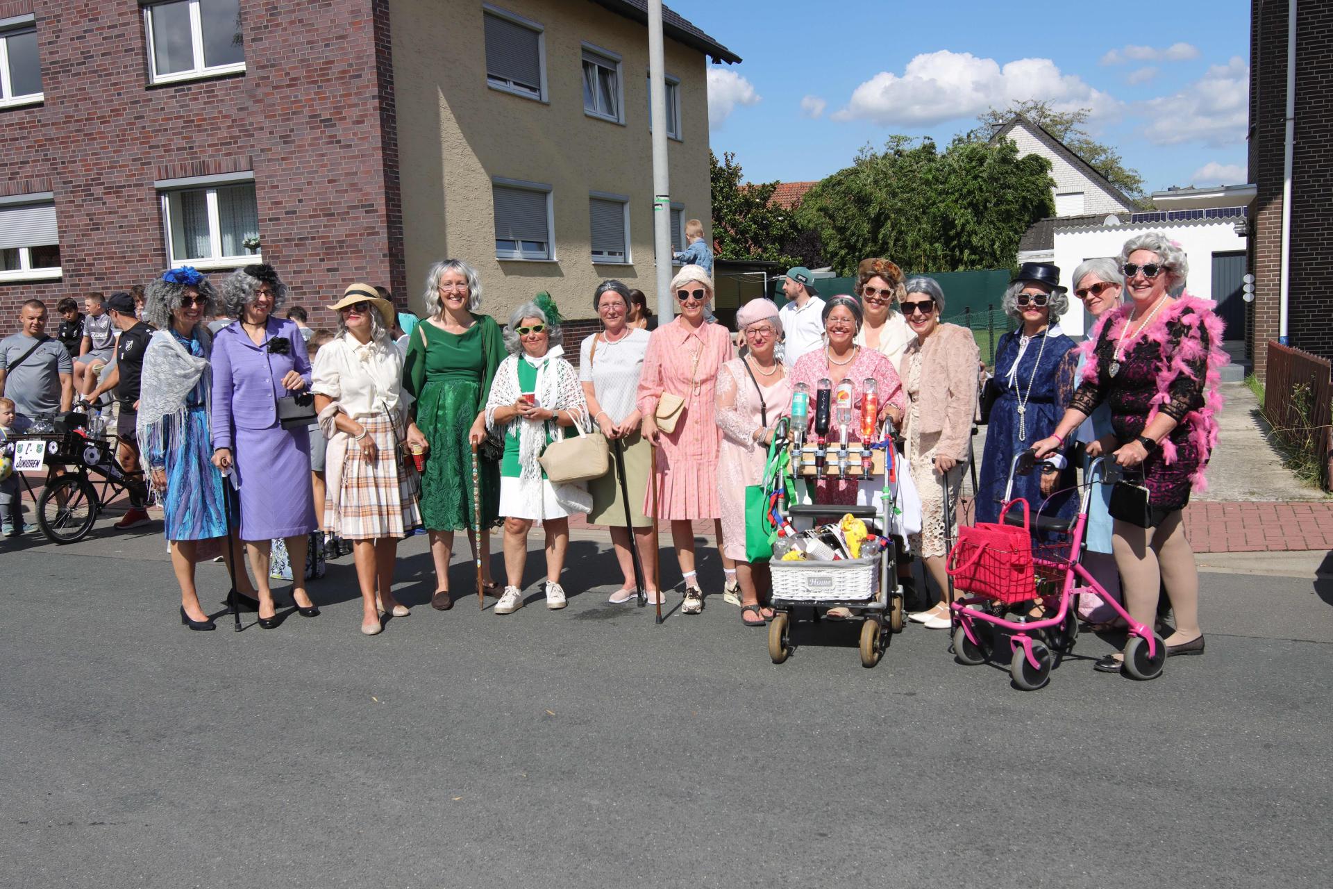 Verwandlung: Aus den schrägen Vögeln des letzten Jahres sind frivole 100-Jährige geworden. (Foto: tau)