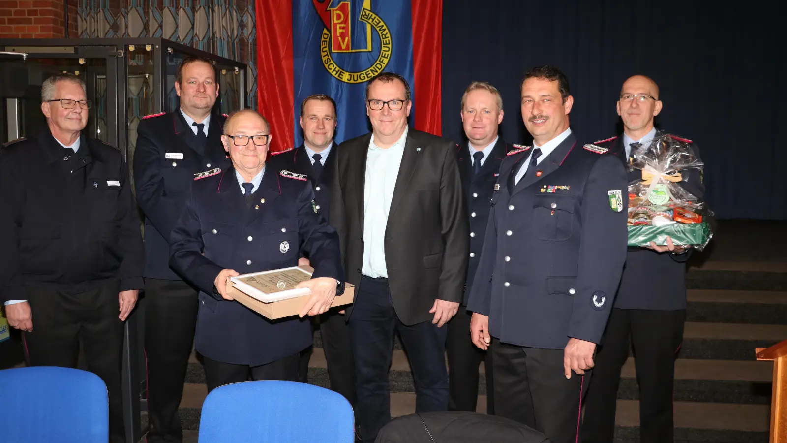 Leiter Ordnung und Bürgerservice Markus Saars (5.v.li.) ehrt für 60-jährige Mitgliedschaft Heinrich Friedrich Schirmer (3.v.li.).  (Foto: gi)