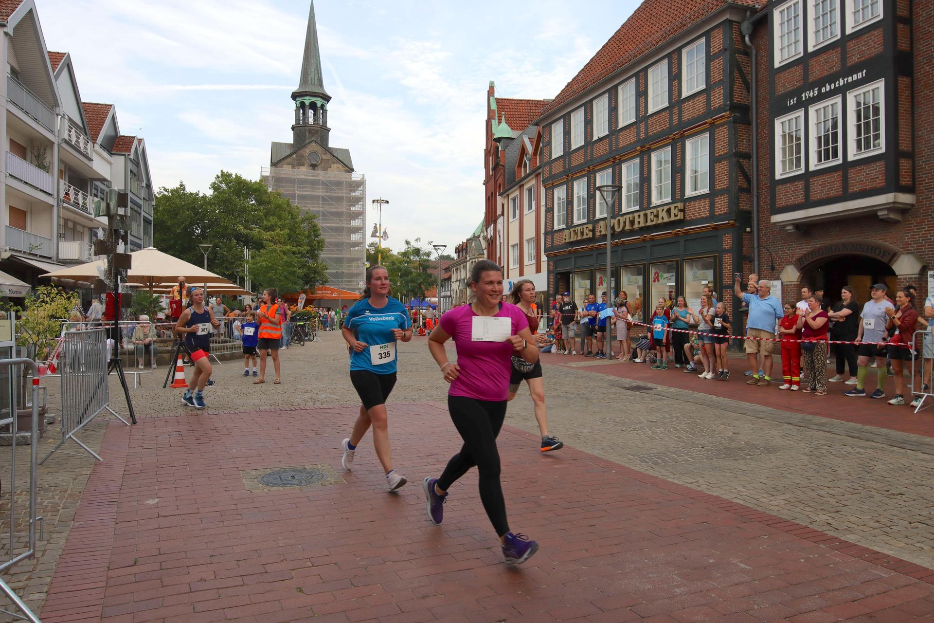 Durch die Innenstadt: Der 1. Wunstorfer Citylauf. (Foto: tau)