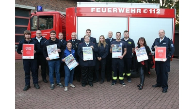 Alina Buddensiek, Mediavertreterin des Schaumburger Wochenblattes, übergibt die Kalender an die Obernkirchener Feuerwehren. (Foto: bb)