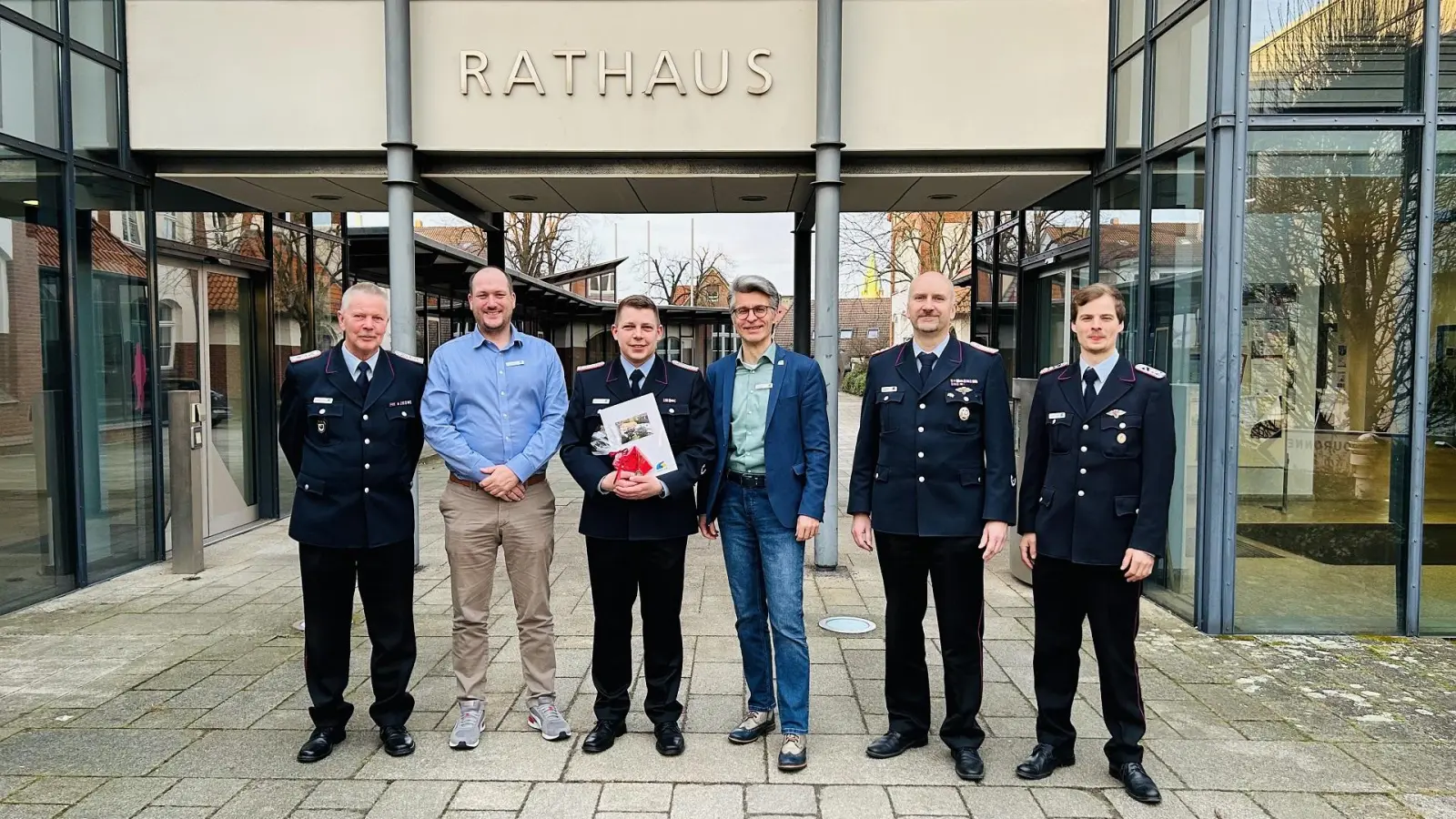 Bei der Übergabe der Urkunde (v.li.): Stellvertretender Stadtbrandmeister Michael Lorenz, Erster Stadtrat Steffen Klingenberg, Rene Corterier, Bürgermeister Alexander Masthoff, Stadtbrandmeister Christian Kielhorn und der stellvertretende Ortsbrandmeister Joachim Dreyer. (Foto: privat)