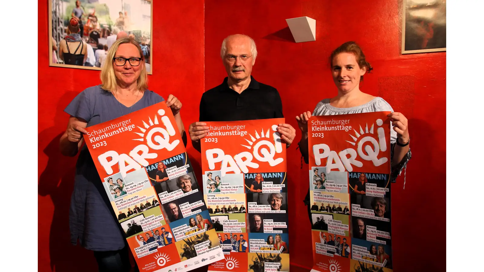 Das Programm für die „Paroli – Schaumburger Kleinkunsttage“ steht, Renate Junklewitz von der „Alten Polizei“ (li.), Friedrich Lenz (GEW) und Frauke Quurck von der Museumslandschaft Wiedensahl rechnen mit vielen Zuschauern bei den verschiedenen Veranstaltungen. <br><br> (Foto: Borchers, Bastian)