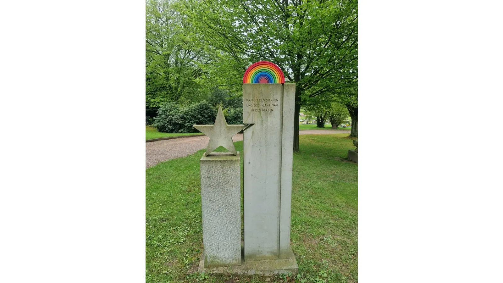 Gedenkstein auf dem Friedhof in Obernkirchen.