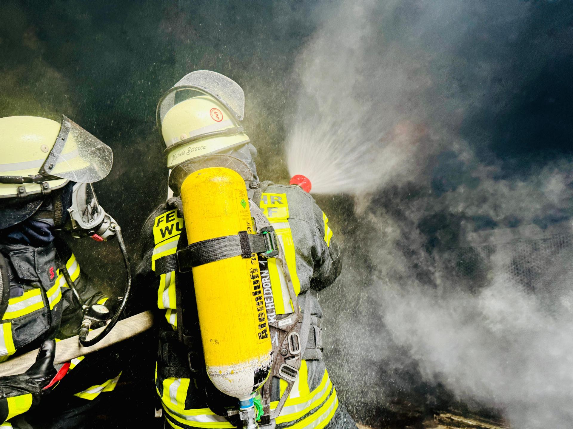 Unter realistischen Bedingungen: Feuerwehrleute bei spezieller Übung. (Foto: Feuerwehr)