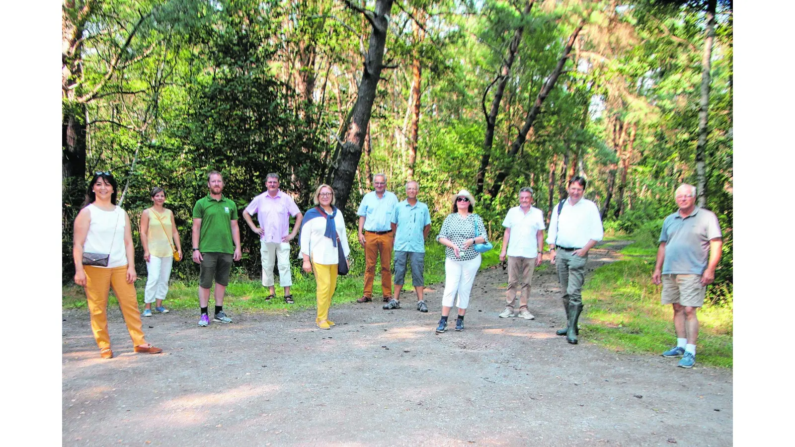 Die CDU-Regionsfraktion geht zu Fuß durch das Mardorfer Moor (Foto: gi)