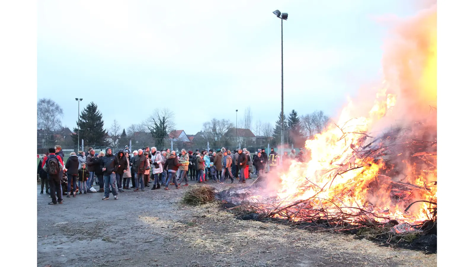 Die Fußballer der Sportgemeinschaft Rodenberg laden wieder zum Osterfeuer neben den Sportanlagen ein. (Foto: privt)