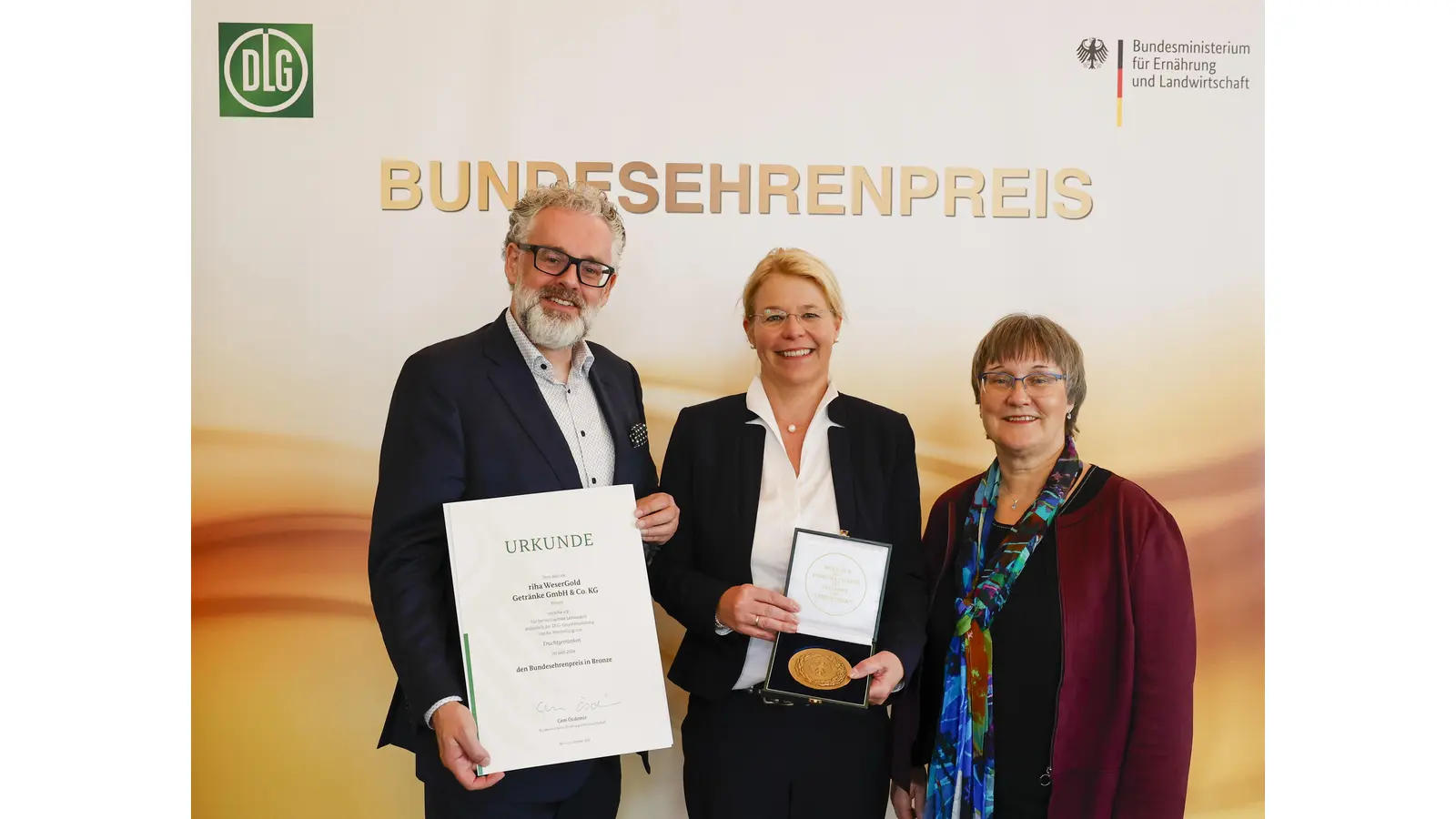 Ministerialdirektorin Gaby Kirschbaum (rechts) überreicht gemeinsam mit DLG-Vizepräsident Dr. Diedrich Harms (links) Urkunde und Medaille an Ulrike Edeler von riha WeserGold. (Foto: DLG/SebastianSemmer)