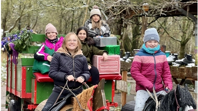 Auf dem Bau-Hof: Kinder sorgen für vorweihnachtliche Stimmung.  (Foto: privat)