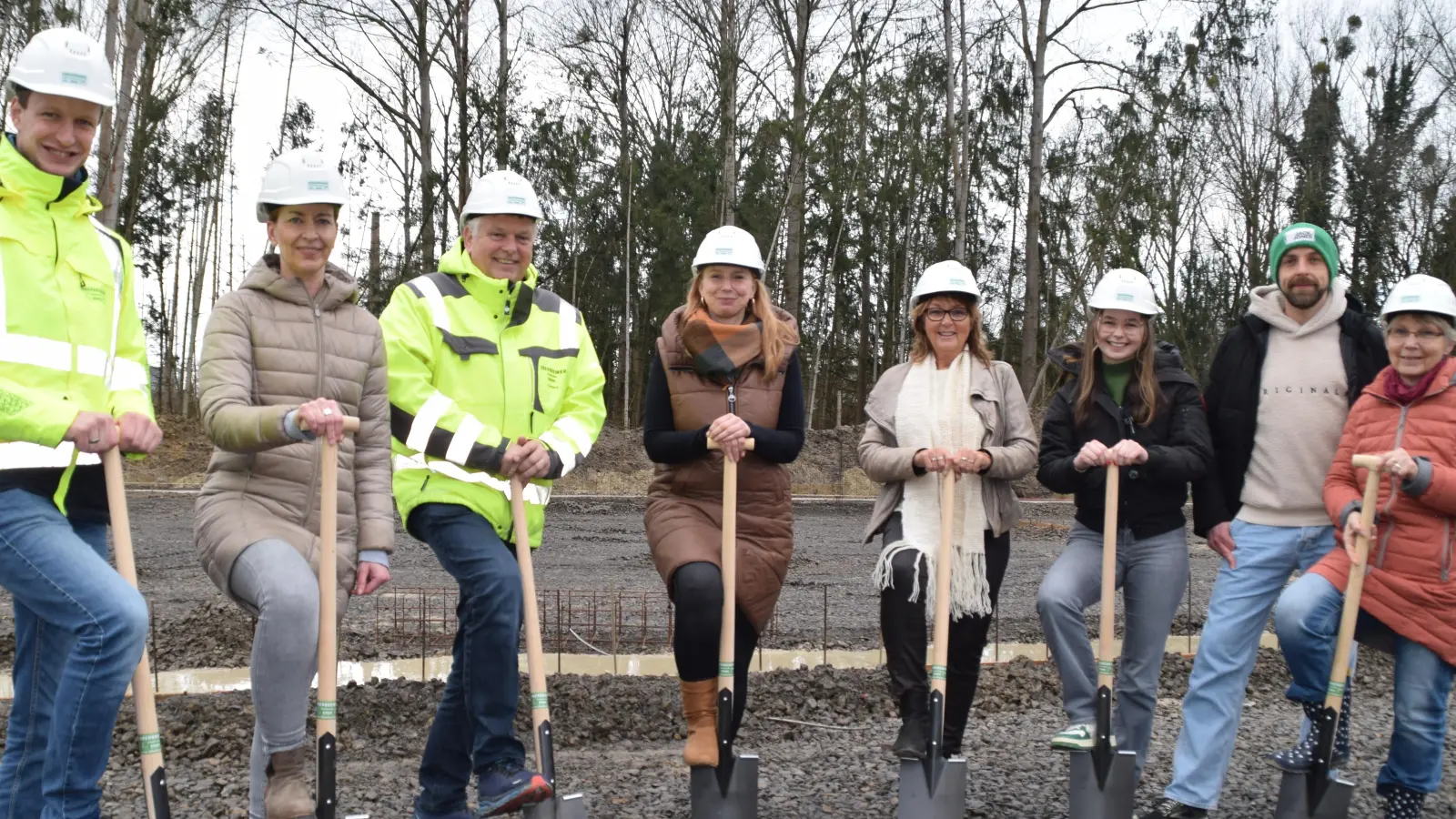 Bereit für den ersten Spatenstich (v.l.n.r.): Alexander Strolotte , Tina Oberbremer, Ulf Peters (Oberbremer Massivbau), Astrid Hahner, Renate Boesler (Integra), Lillith Oberbremer (Oberbremer Massivbau), Sven Schmauder, Lisa Langner (Integra). (Foto: ab)