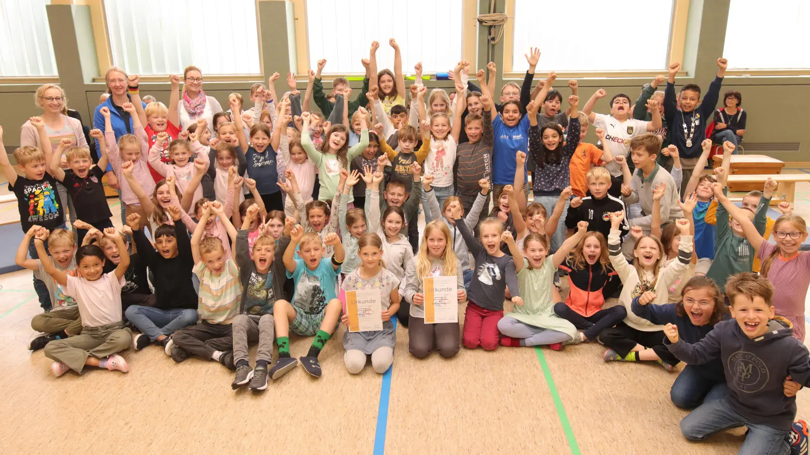Freuen sich über die Auszeichnung: Die Kinder der Grundschule Klein Heidorn. (Foto: tau)