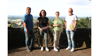 (v.l.) Joachim Warneke, Charis Schneider, Claudia Weimann, die den Preis stellvertretend für ihre Tochter Lena entgegennahm, und Karl Krösche. (Foto: cm)