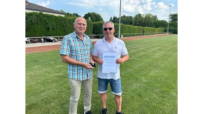 Ehrung für Thorsten Nörenberg mit der bronzenen Ehrennadel des LSB für jahrelange Vorstandsarbeit (rechts) durch Claus Stiller KSB (links). (Foto: privat)