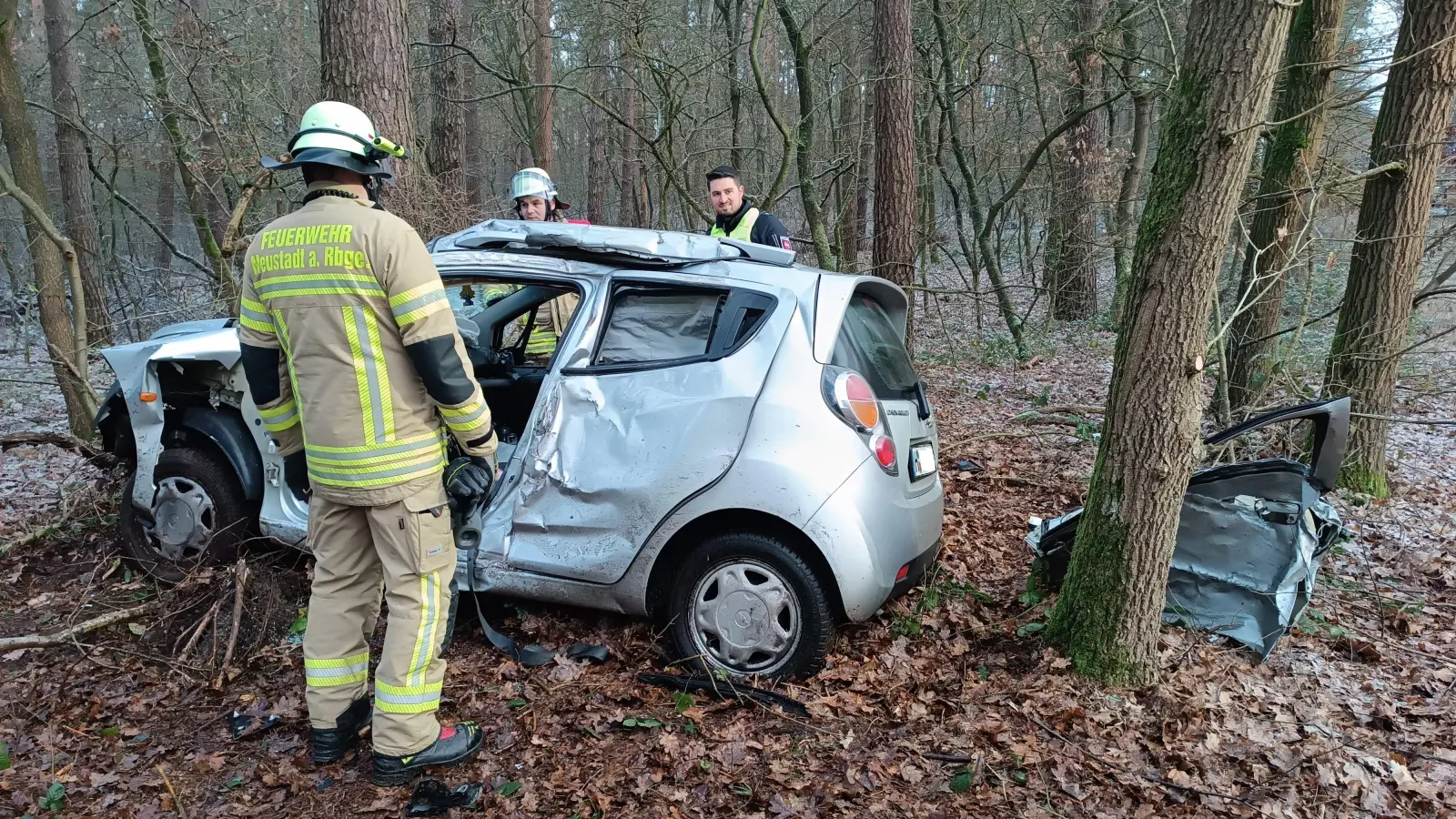 Von der Straße abgekommen: Ein Chevrolet-Kleinwagen in einem Waldstück neben der Fahrbahn. (Foto: Feuerwehr)